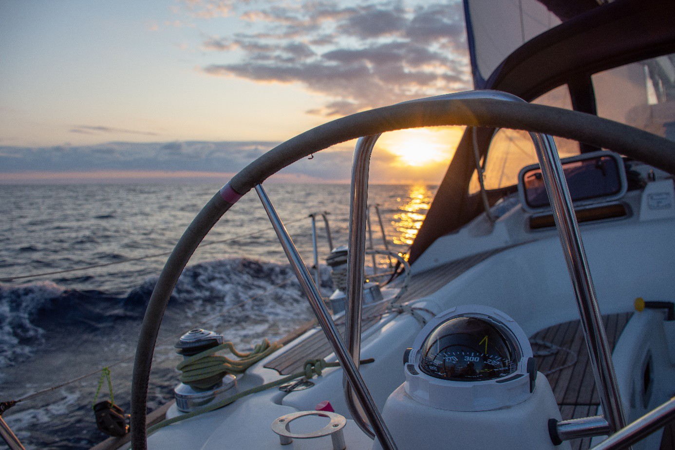 Segeln in den Sonnenuntergang Segeln in den Sonnenuntergang