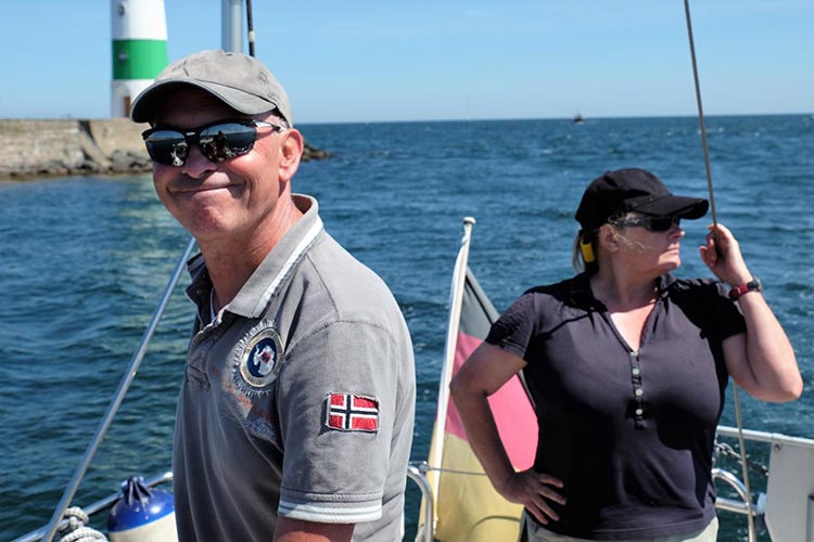 Crew beim Ausguck auf den Tonnenstrich Schleimünde - Reisebericht Ostsee 2021