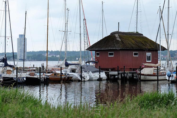 Haddebyer Yachthafen mit Wikingerturm in Schleswig Kölner Yacht Club - Reisebericht 2021 Haddebyer Yachthafen