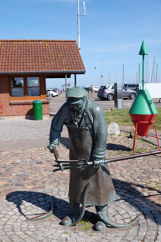 Bronzestatue „Peter Aal“ Kölner Yacht Club - Reisebericht Ostsee 2021