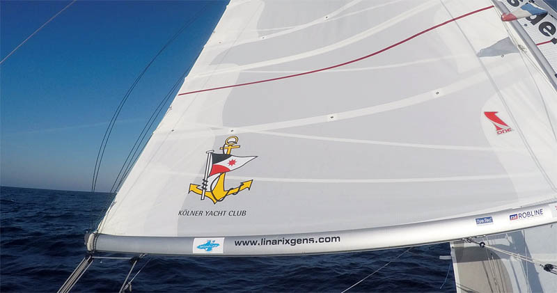“Minidoc” mit neuen Segeln und KYC-Logo - Koelner Yachtclub - Segeln in Köln